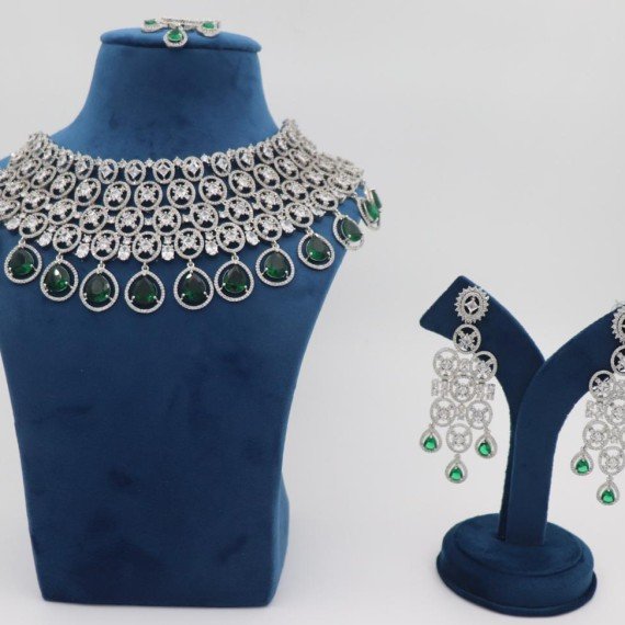 https://traahijewels.com/products/eleanor-emerald-diamond