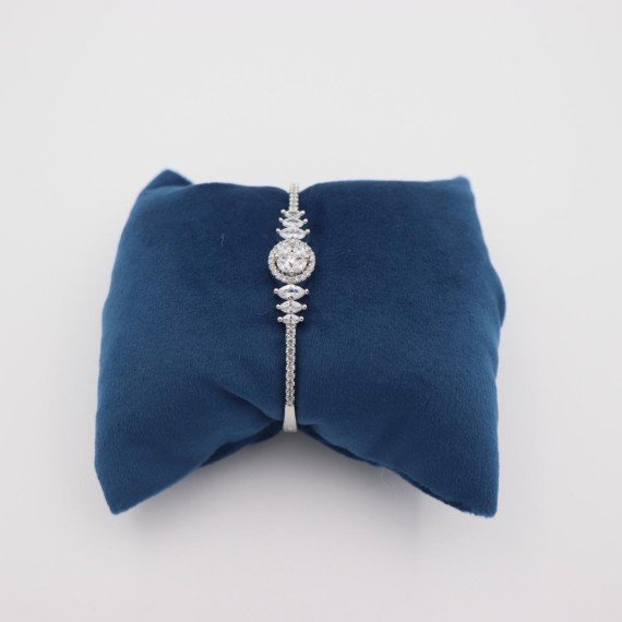 https://traahijewels.com/products/orian-iniziale-bracelet